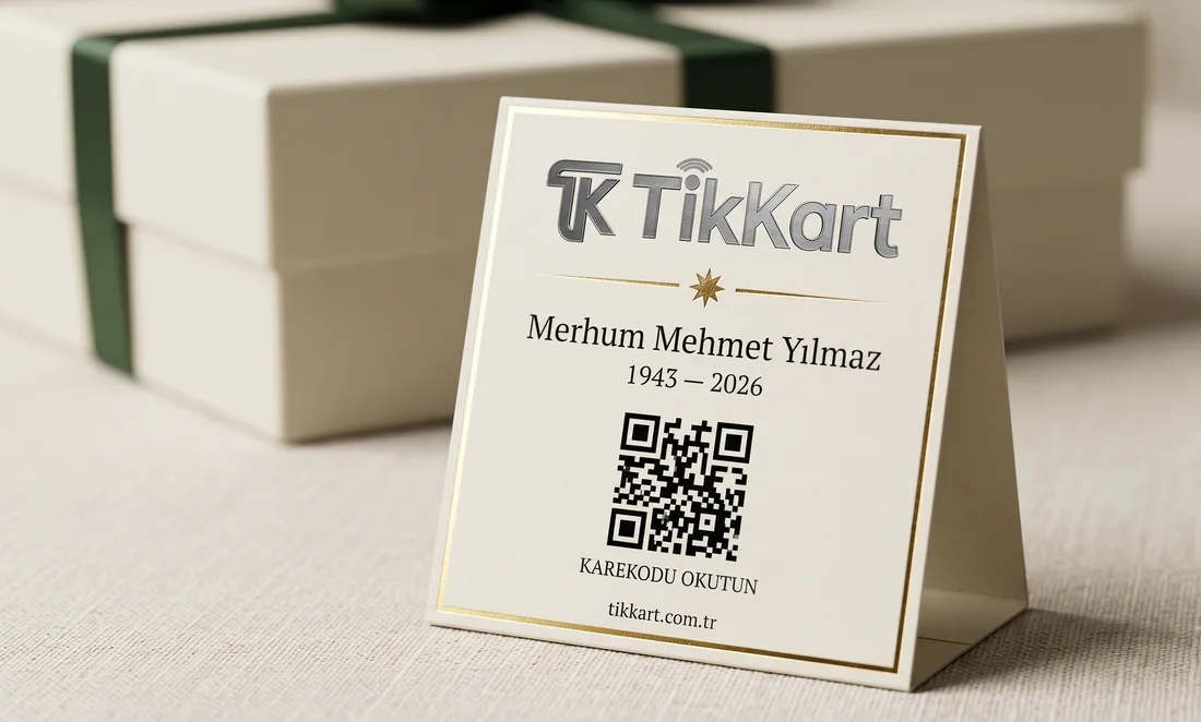 Mevlit kutusunun yanında duran, üzerinde QR kod bulunan üçgen TikKart kartı